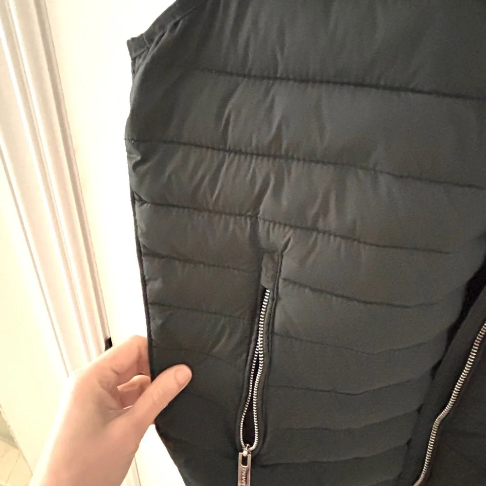 Tahari Mens Black Puffer Vest Jacket Down Alternative Zip Up Small S Like New